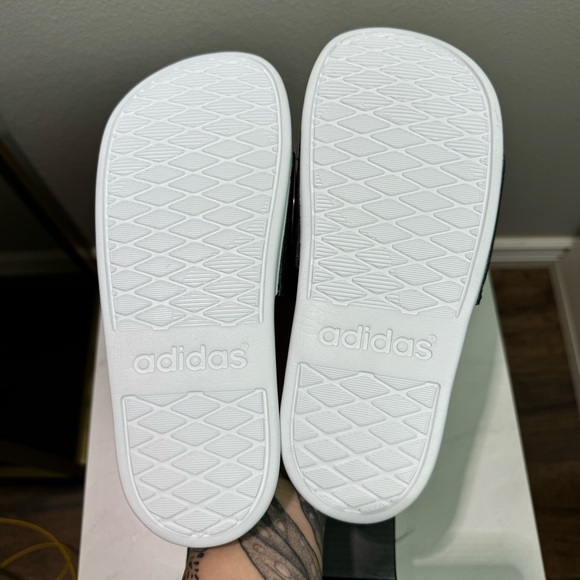 Adidas slides NWT size 6 - Picture 3 of 4